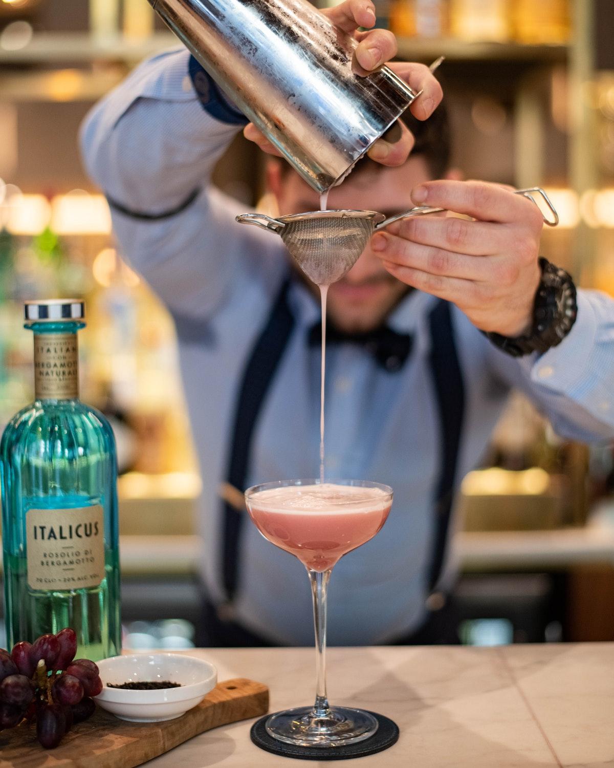 Middle Eight - Covent Garden - Preferred Hotels And Resorts Londra Esterno foto A bartender straining a cocktail