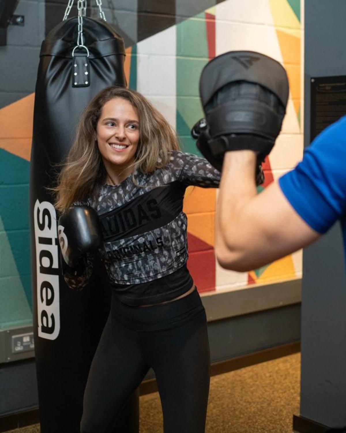 Middle Eight - Covent Garden - Preferred Hotels And Resorts Londra Esterno foto A woman training with a heavy bag