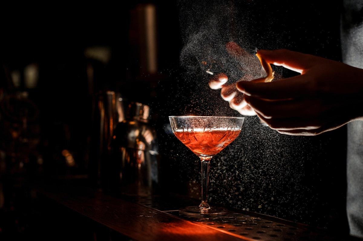 Middle Eight - Covent Garden - Preferred Hotels And Resorts Londra Esterno foto A bartender dusting a cocktail with ground nutmeg