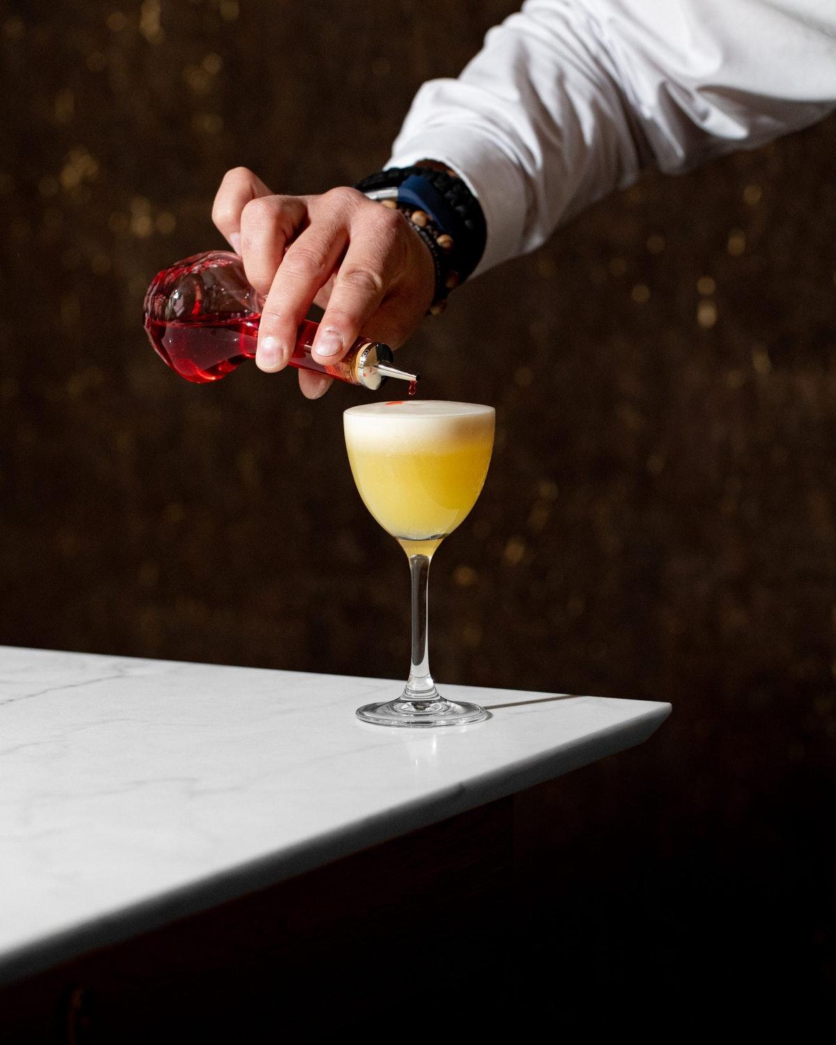 Middle Eight - Covent Garden - Preferred Hotels And Resorts Londra Esterno foto A bartender topping a cocktail with a dash of Angostura Aromatic Bitters