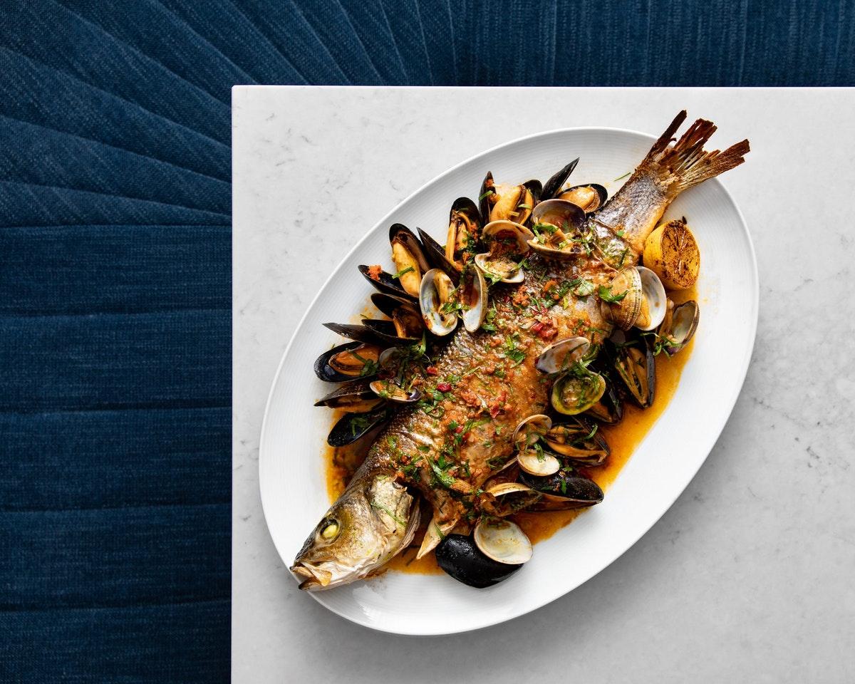 Middle Eight - Covent Garden - Preferred Hotels And Resorts Londra Esterno foto A whole turbot prepared with mussels