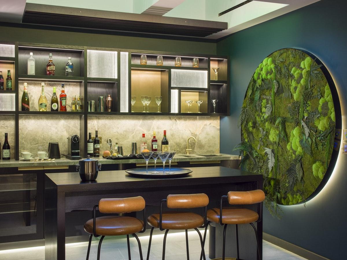 Middle Eight - Covent Garden - Preferred Hotels And Resorts Londra Esterno foto A living wall in a bar
