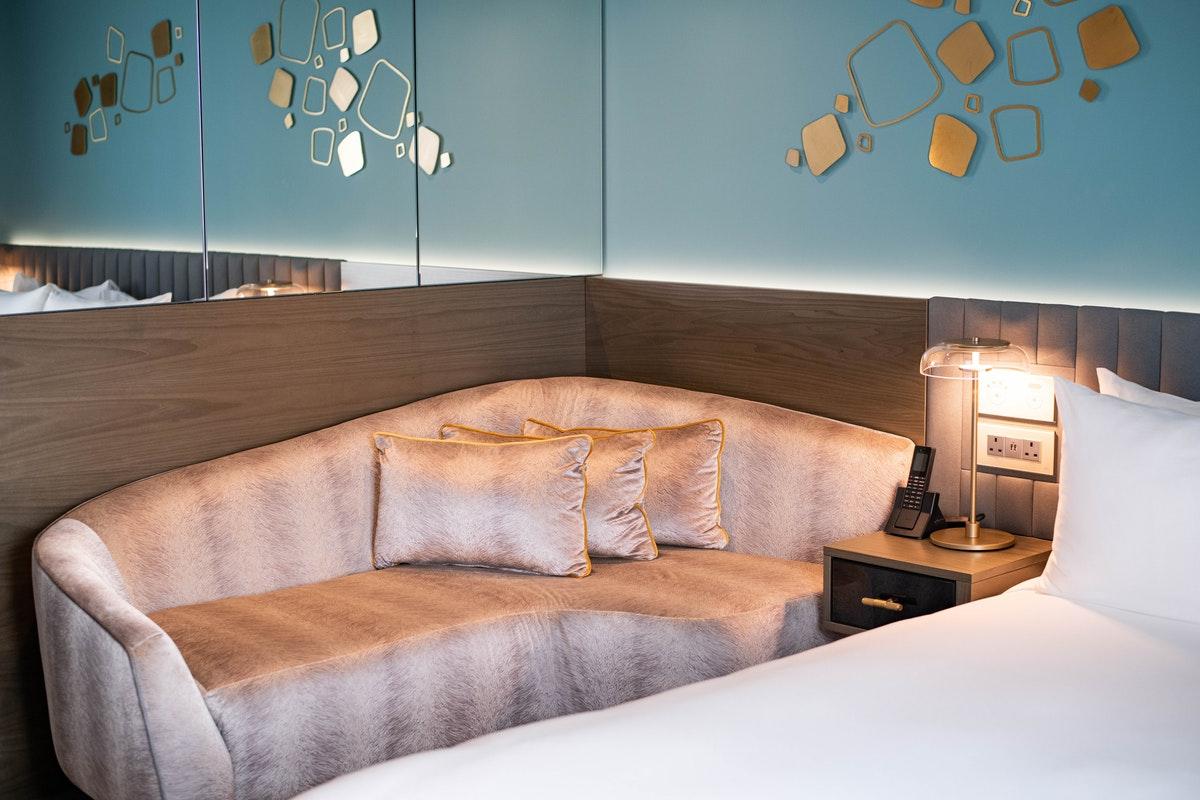 Middle Eight - Covent Garden - Preferred Hotels And Resorts Londra Esterno foto A sofa in a hotel room