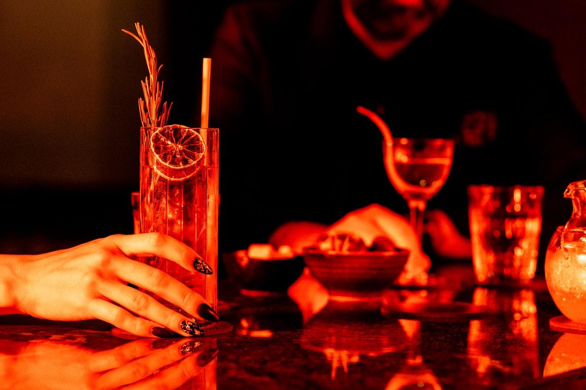 Middle Eight - Covent Garden - Preferred Hotels And Resorts Londra Esterno foto A woman holding a drink at a nightclub