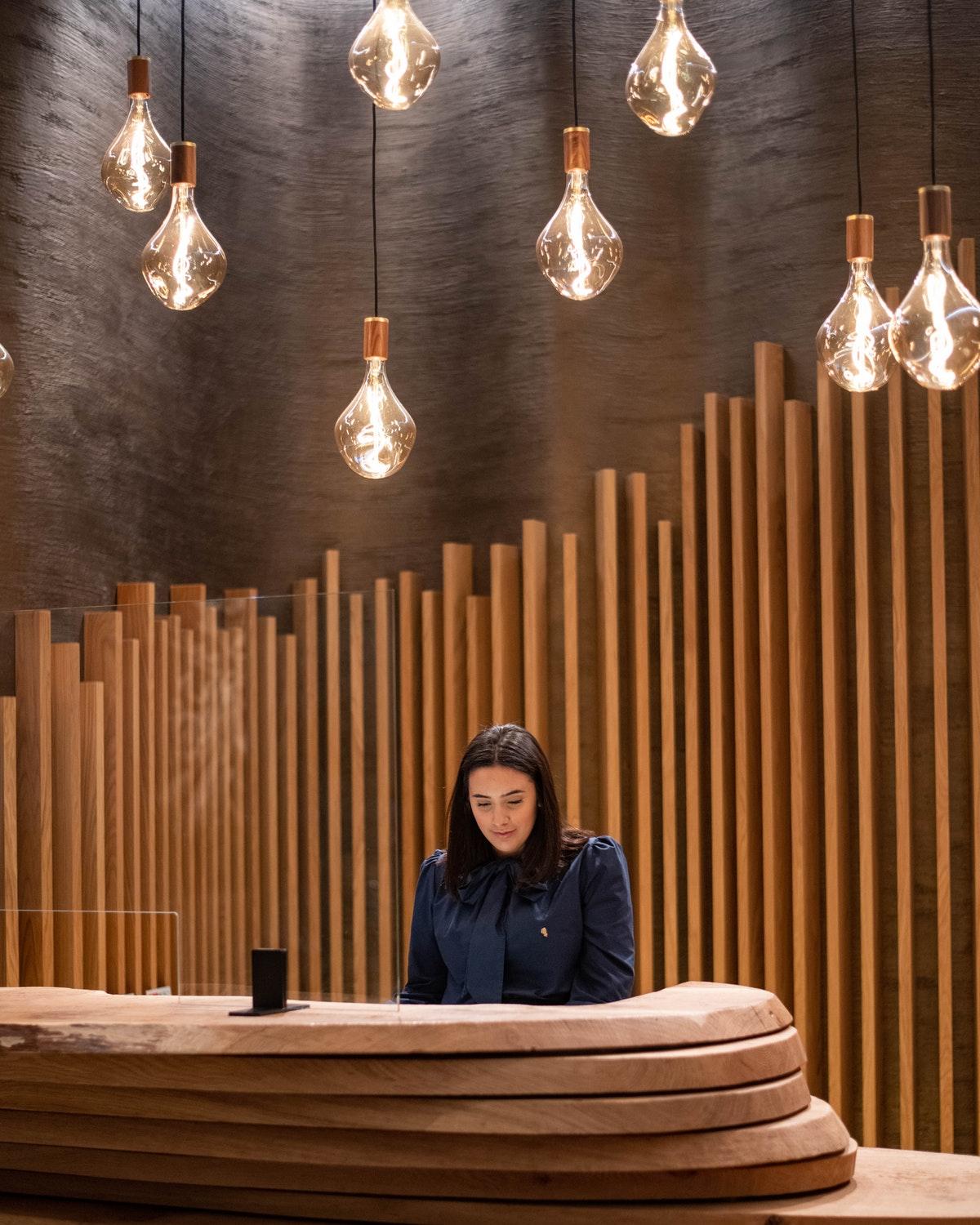 Middle Eight - Covent Garden - Preferred Hotels And Resorts Londra Esterno foto A woman praying in a church