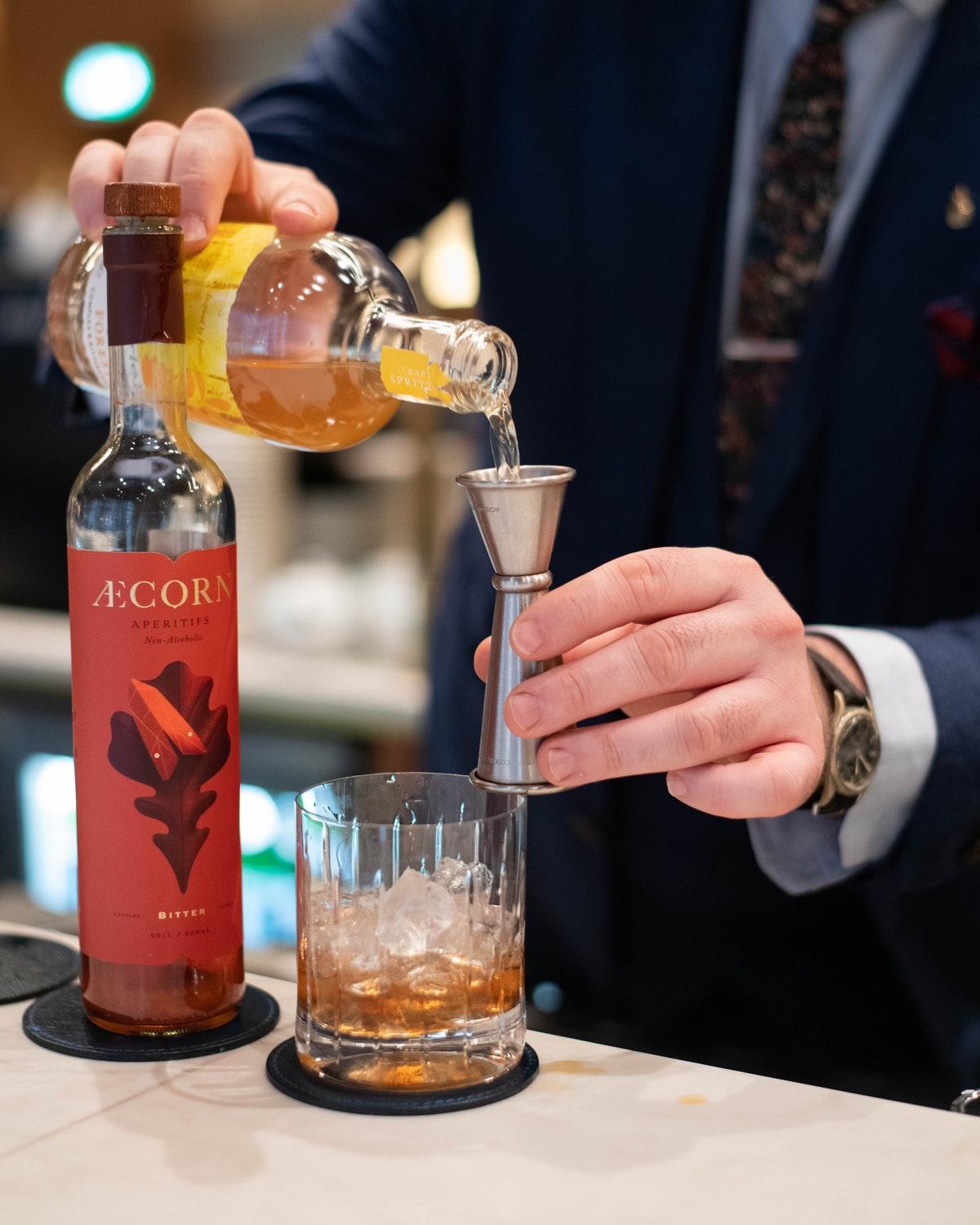 Middle Eight - Covent Garden - Preferred Hotels And Resorts Londra Esterno foto A bartender using a jigger to measure a pour