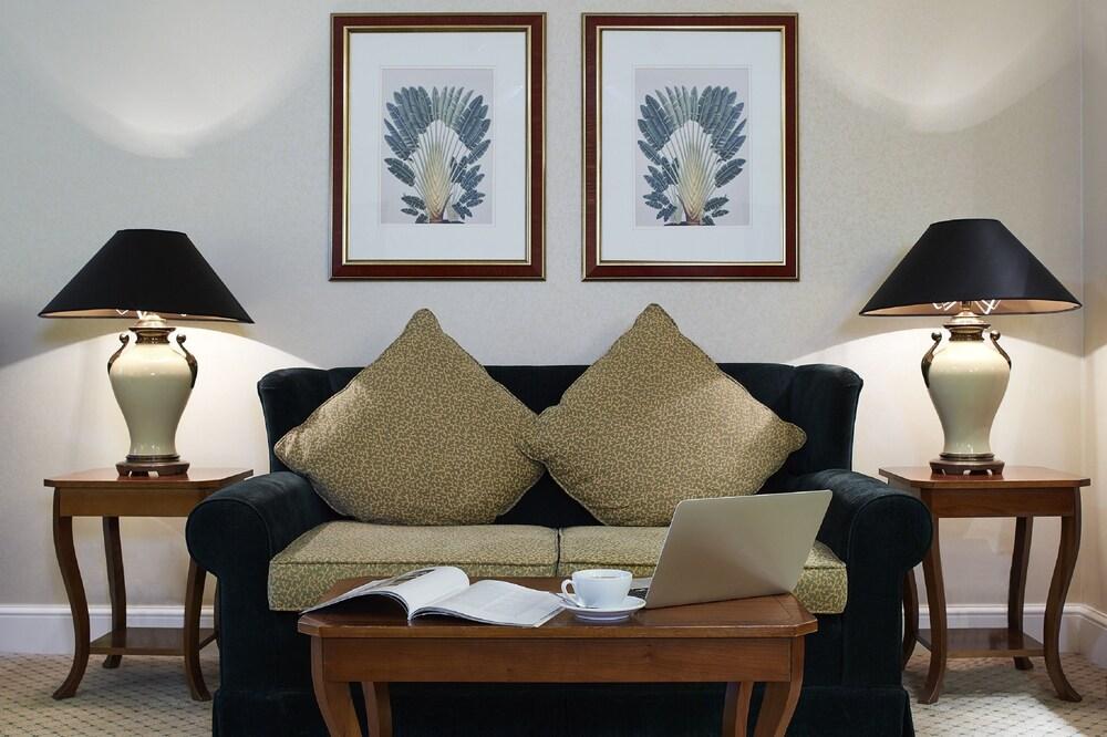 Middle Eight - Covent Garden - Preferred Hotels And Resorts Londra Esterno foto A living room with a sofa