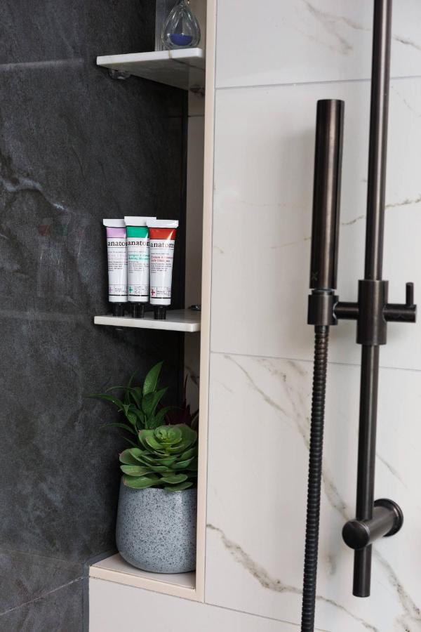 Middle Eight - Covent Garden - Preferred Hotels And Resorts Londra Esterno foto Showering with shower gel