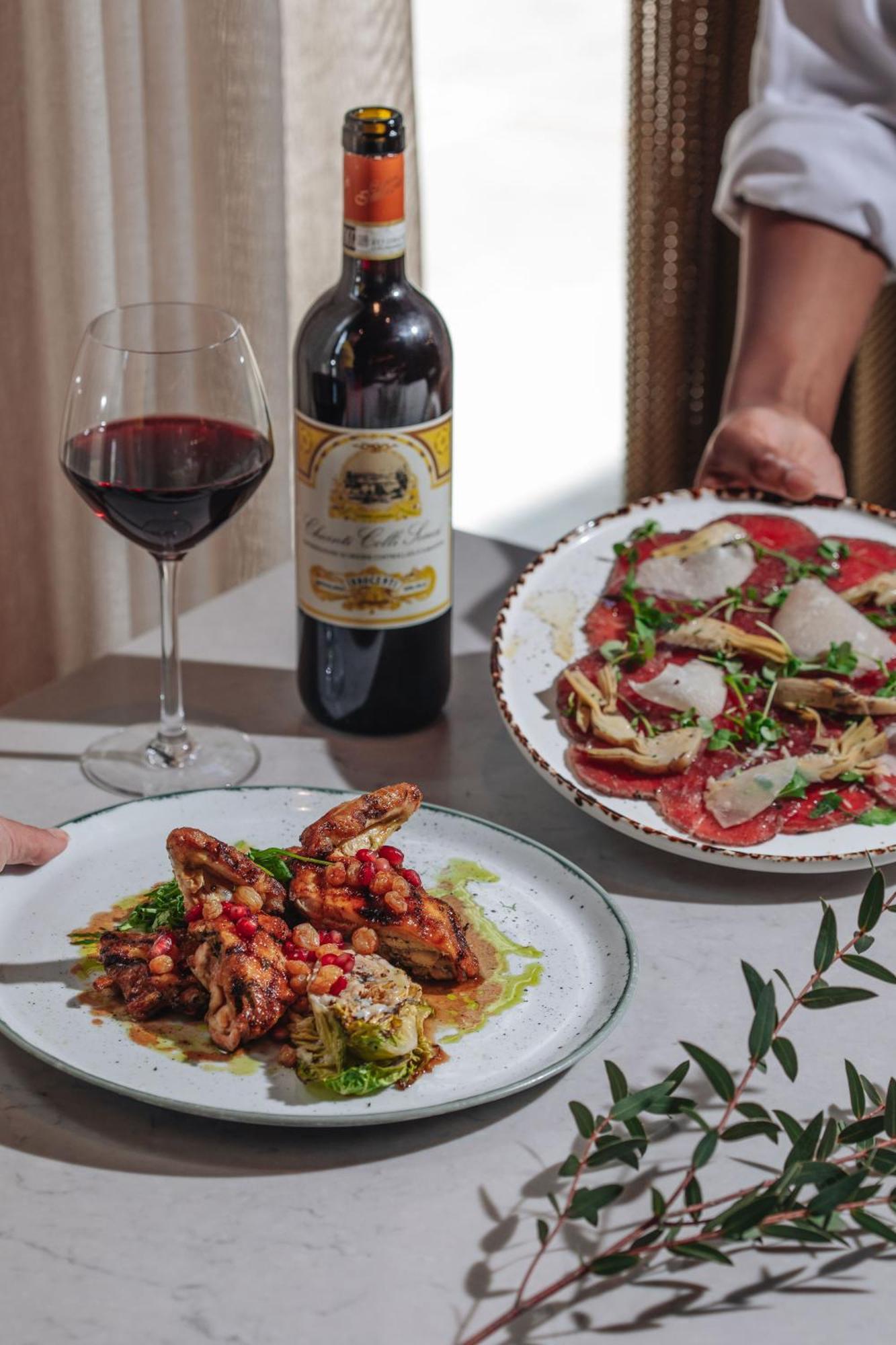 Middle Eight - Covent Garden - Preferred Hotels And Resorts Londra Esterno foto A bottle of Montepulciano d'Abruzzo paired with a meal