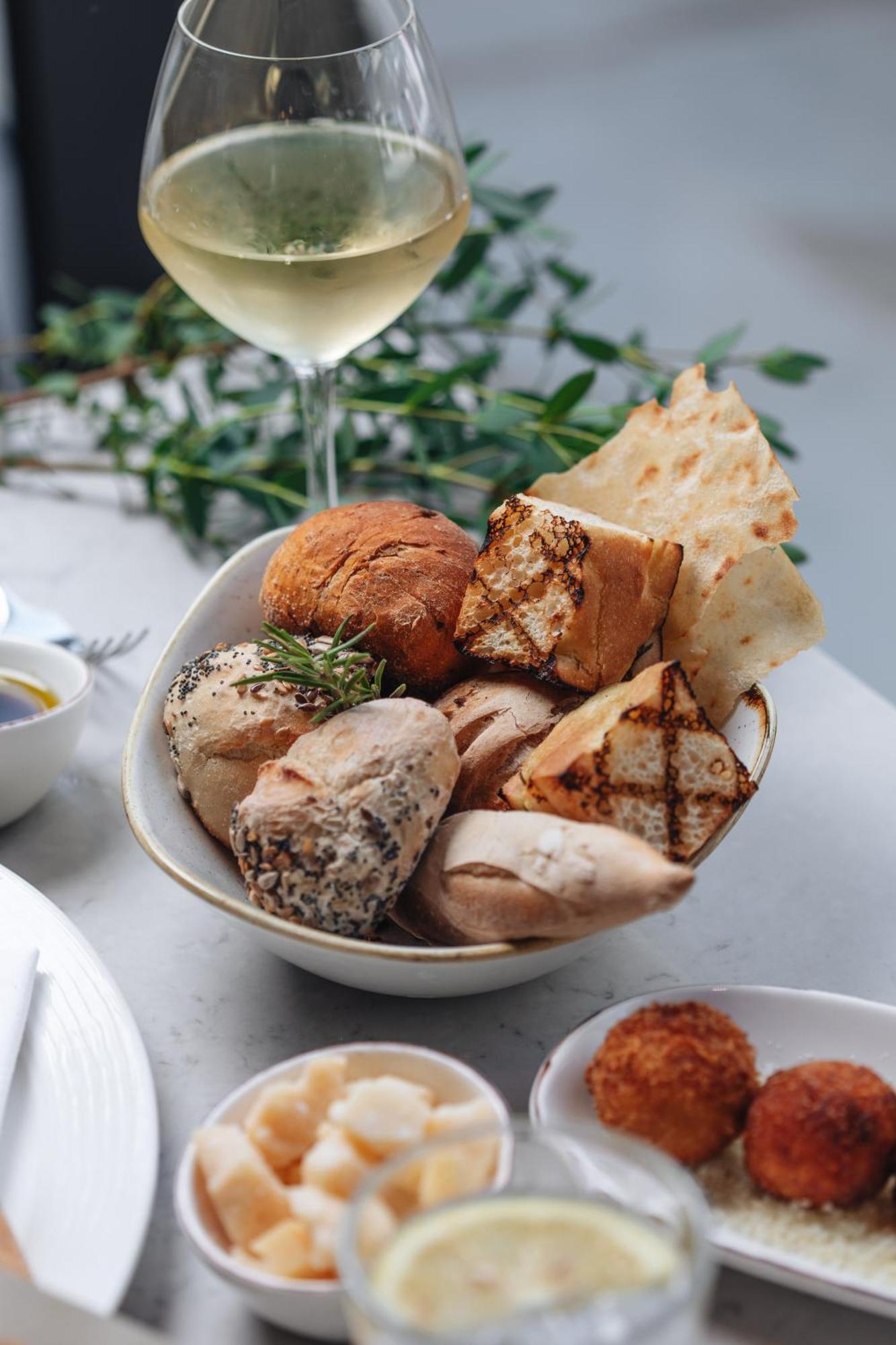 Middle Eight - Covent Garden - Preferred Hotels And Resorts Londra Esterno foto A selection of breads